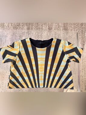 Graphic Sunburst Short-Sleeve Tee in Yellow, Black & Light Blue